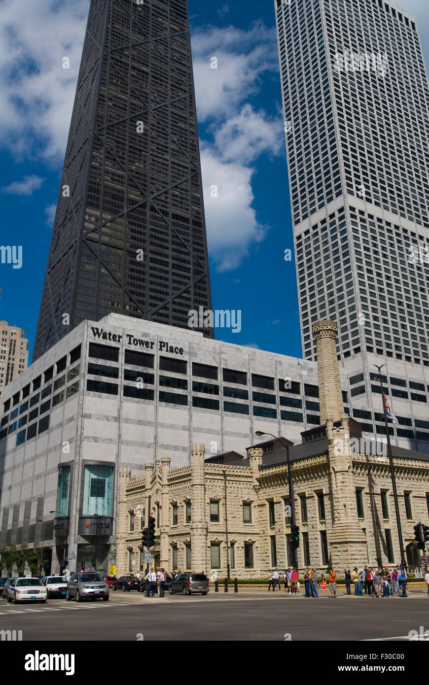 Water Tower Place auf der Michigan Avenue, Chicago, Illinois. Das Hancock Center im Hintergrund. Stockfoto