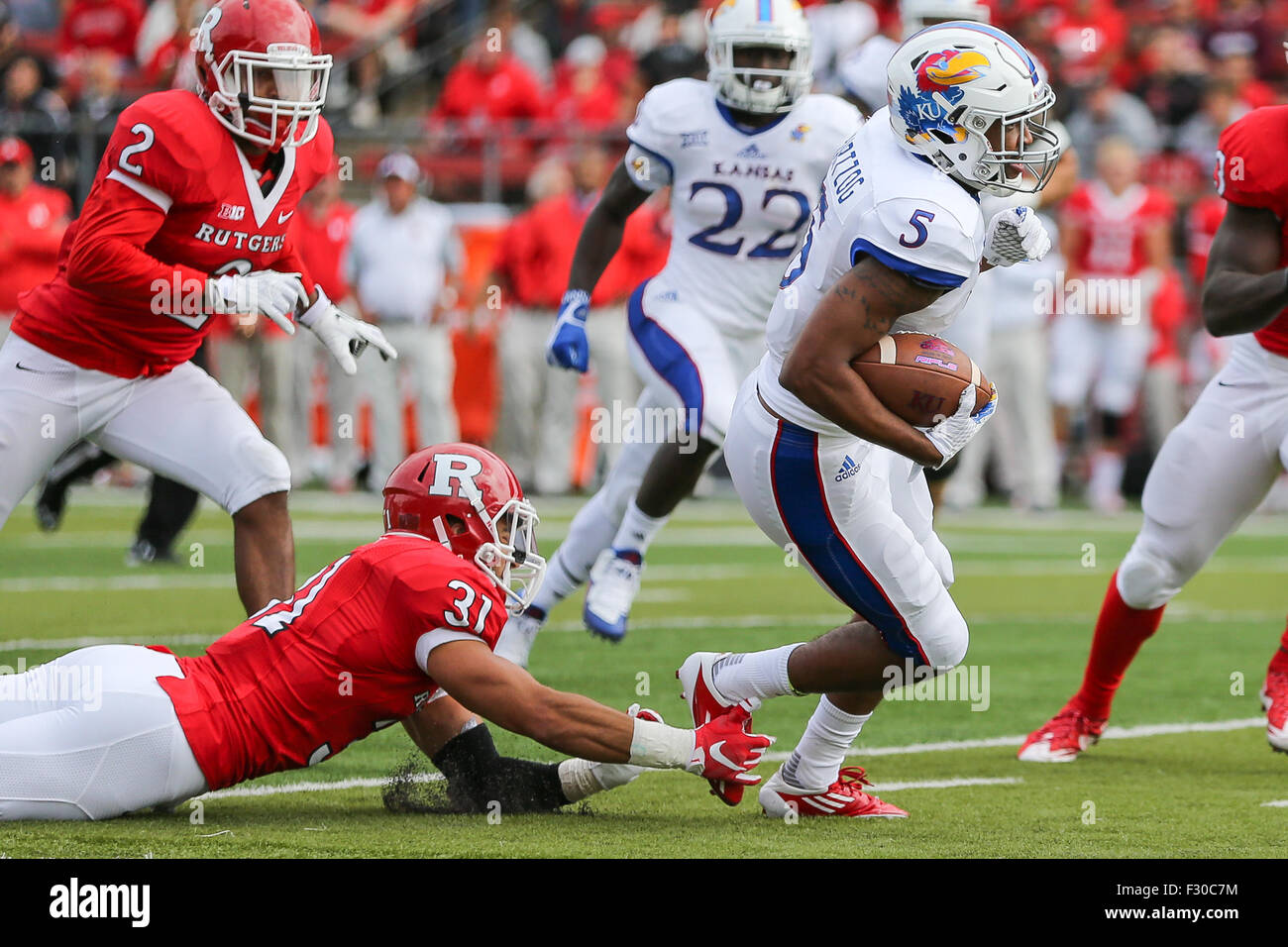 Piscataway, NJ, USA. 26. Sep 2015. Kansas Jayhawks Wide Receiver Bobby Hartzog Jr. (5) entzieht sich ein Tackling von Rutgers Scarlet Knights defensive Back Anthony Cioffi (31) während der NCAA Football-Spiel in High Point Lösungen Stadion in Piscataway, New Jersey. Mike Langish/Cal-Sport-Medien. Bildnachweis: Csm/Alamy Live-Nachrichten Stockfoto