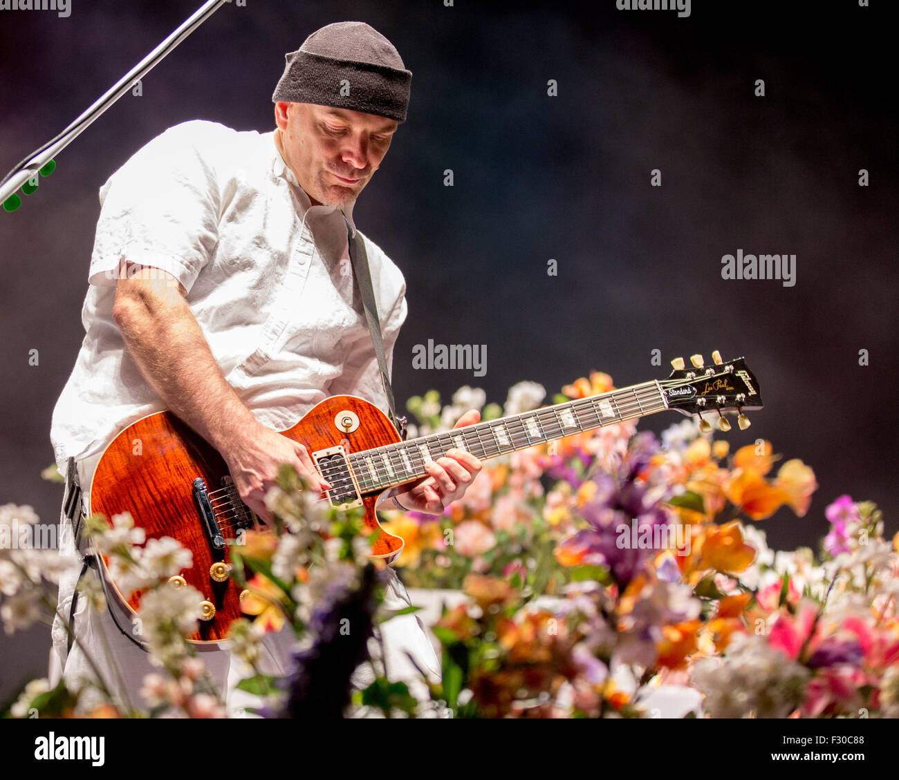 Chicago, Illinois, USA. 11. September, 2015. Gitarrist JON HUDSON von Faith No More tritt beim Riot Fest im Douglas Park in Chicago, Illinois © Daniel DeSlover/ZUMA Draht/Alamy Live News Stockfoto