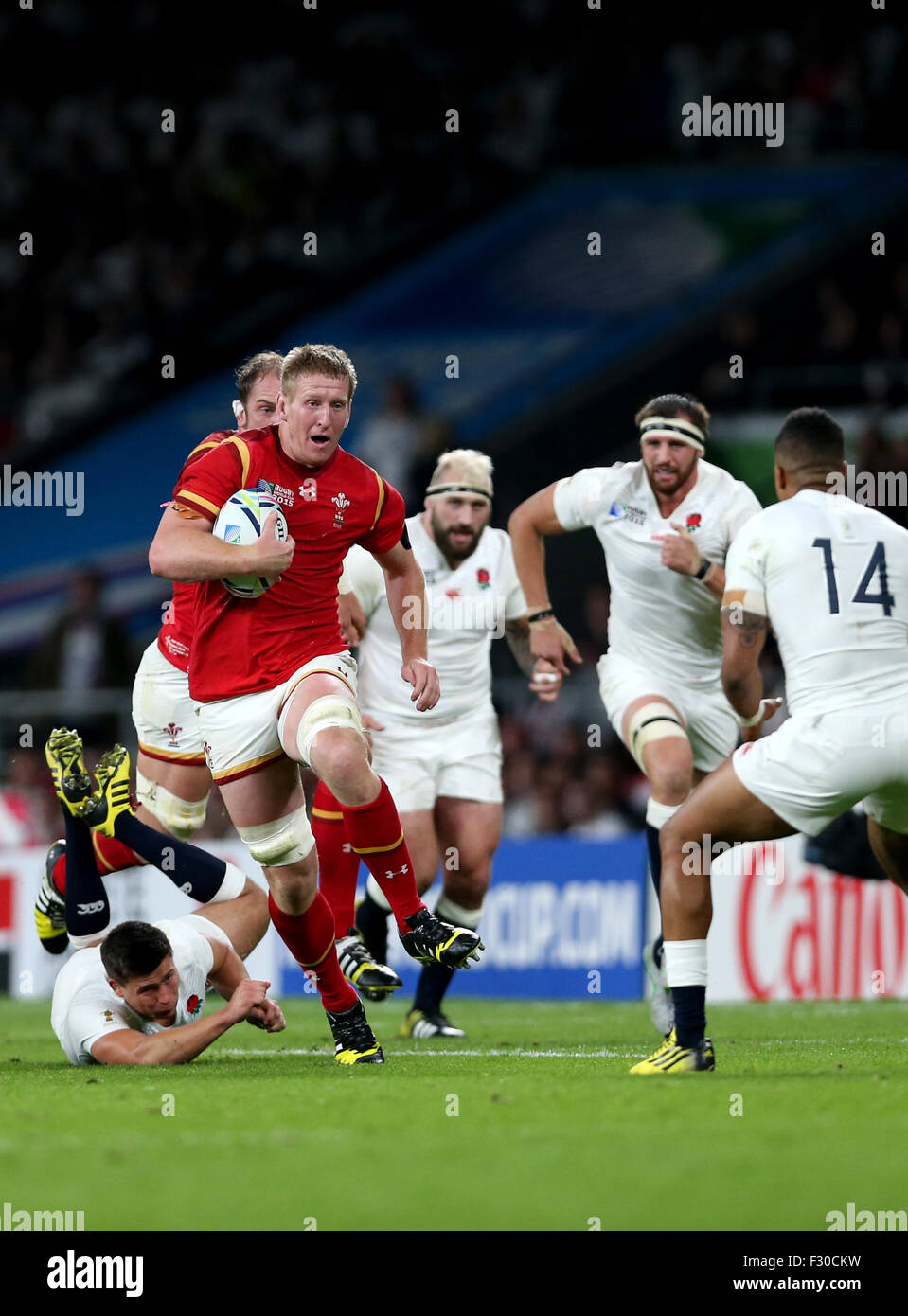 London, UK. 26. Sep 2015. Bradley Davies (3. L) von Wales durchbricht während der Rugby-Weltmeisterschaft 2015 Pool ein Match zwischen England und Wales im Twickenham Stadium in London, Großbritannien am 26. September 2015. Wales gewann 28-25. Bildnachweis: Han Yan/Xinhua/Alamy Live-Nachrichten Stockfoto