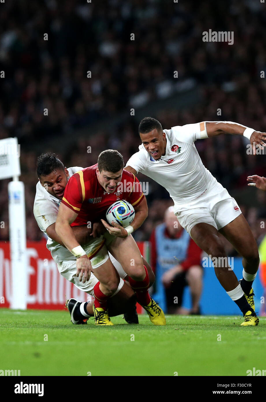 London, UK. 26. Sep 2015. Scott Williams (C) von Wales konkurriert während der Rugby-Weltmeisterschaft 2015 Pool ein Match zwischen England und Wales im Twickenham Stadium in London, Großbritannien am 26. September 2015. Wales gewann 28-25. Bildnachweis: Han Yan/Xinhua/Alamy Live-Nachrichten Stockfoto