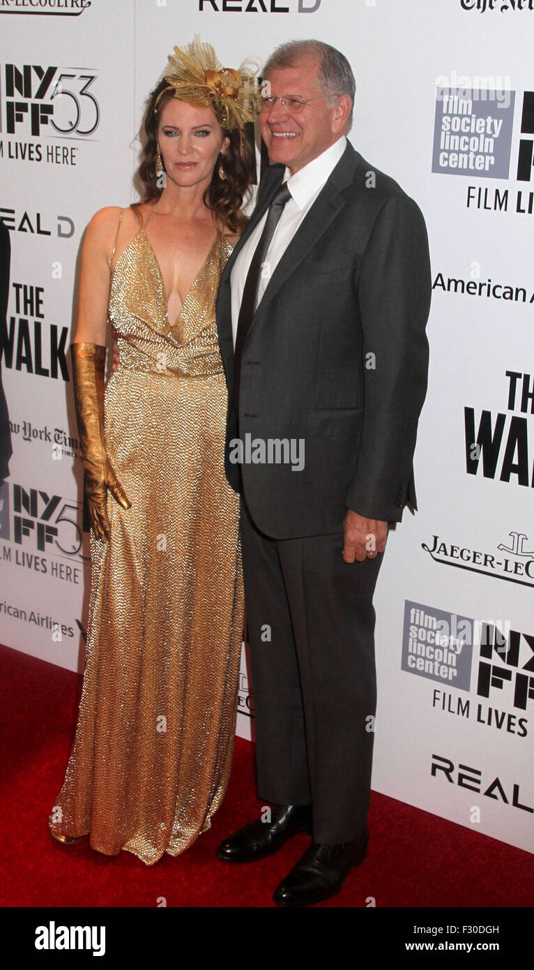 New York, New York, USA. 26. Sep 2015. Regisseur ROBERT ZEMECKIS und seine Frau LESLIE ZEMECKIS besuchen die Weltpremiere von "The Walk" in der Alice Tully Hall im Lincoln Center statt 2015 New York Film Festival Premiere. Bildnachweis: Nancy Kaszerman/ZUMA Draht/Alamy Live-Nachrichten Stockfoto