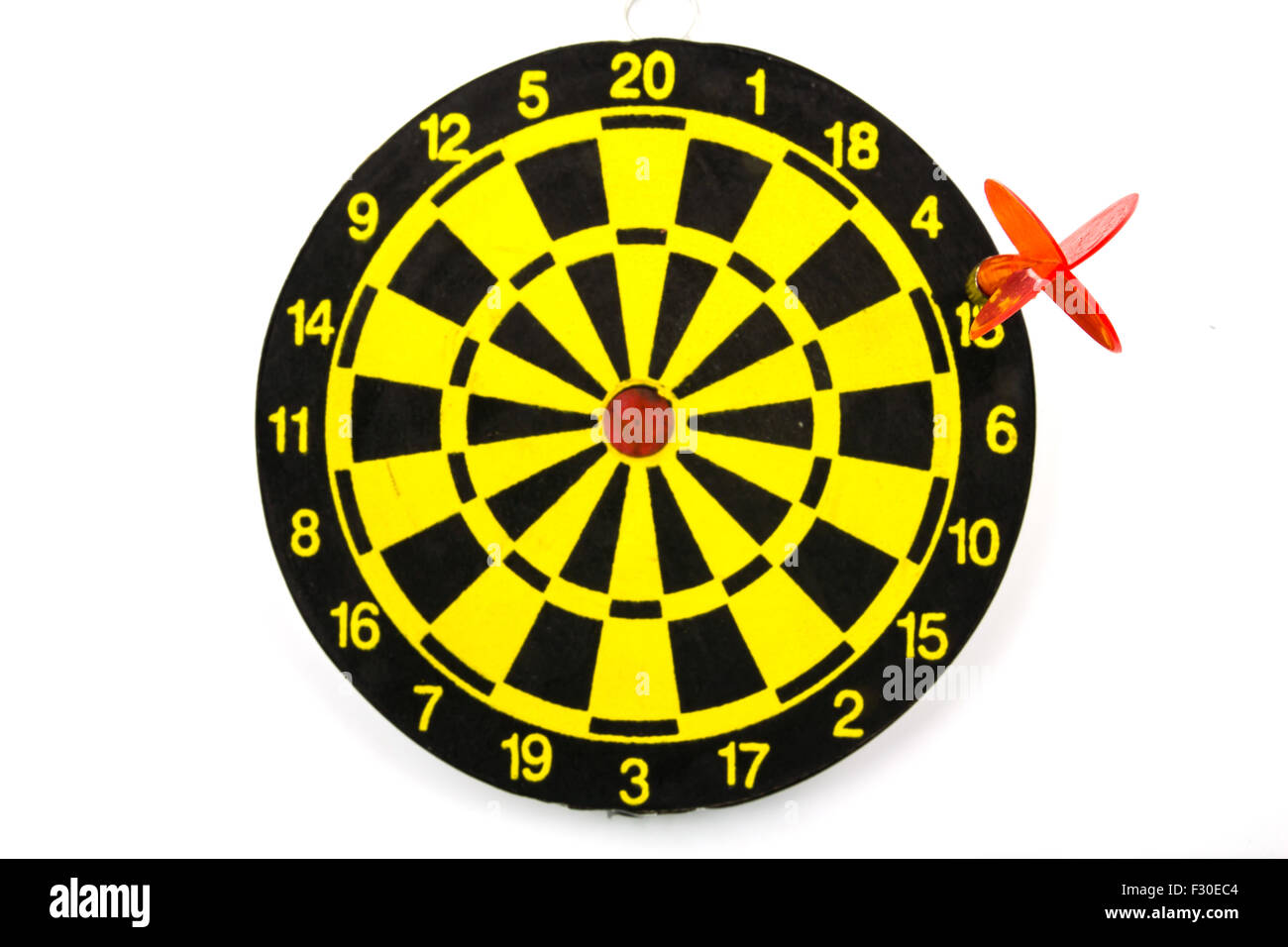 Roter Pfeil schlagen aus dem Target auf weißem Hintergrund Stockfoto