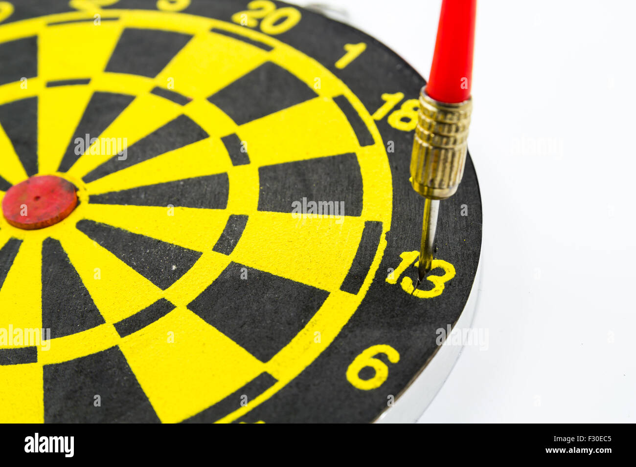 Roter Pfeil schlagen aus dem Target auf weißem Hintergrund Stockfoto