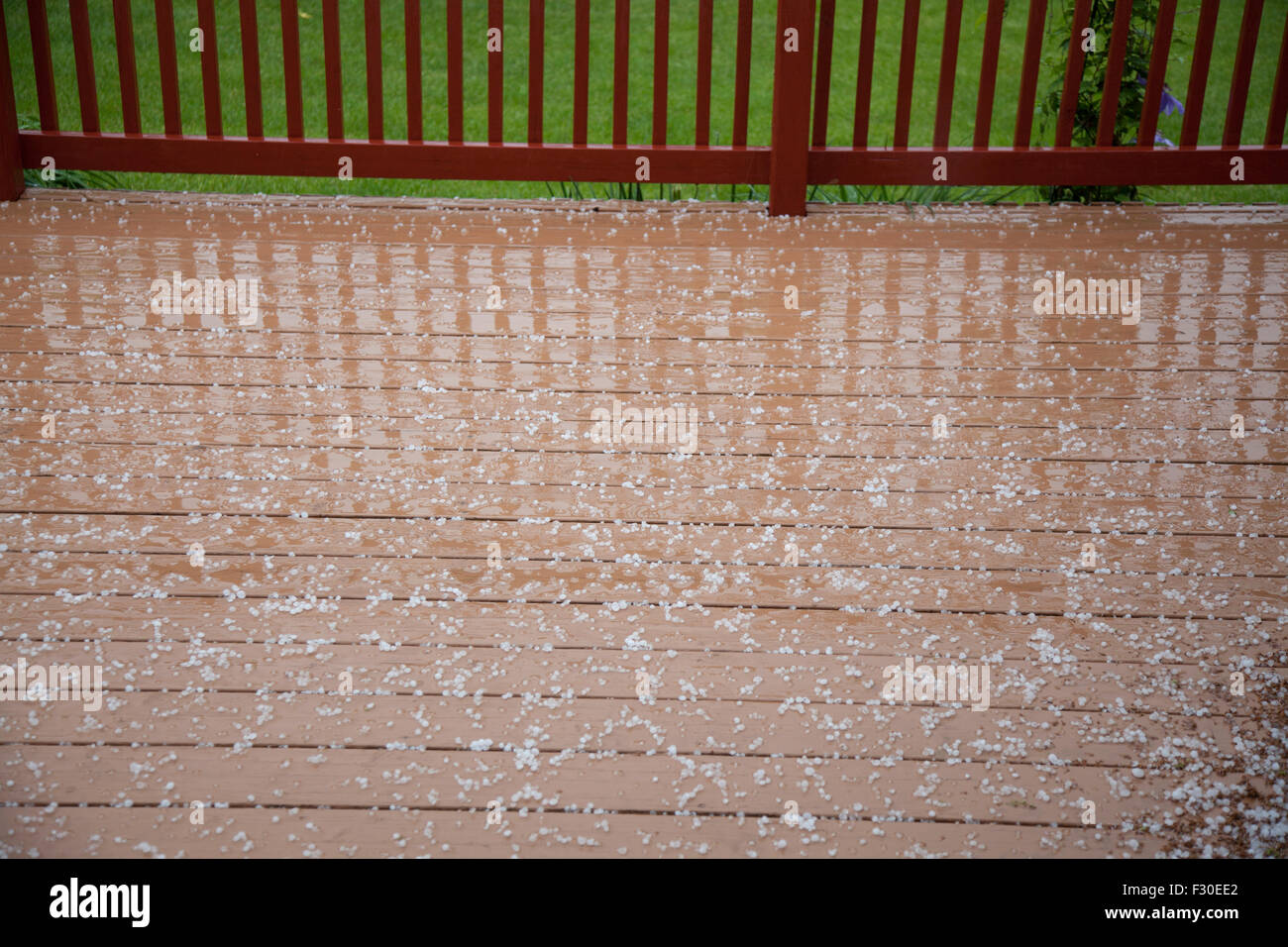 Hagel Pellets auf Holzterrasse Stockfoto