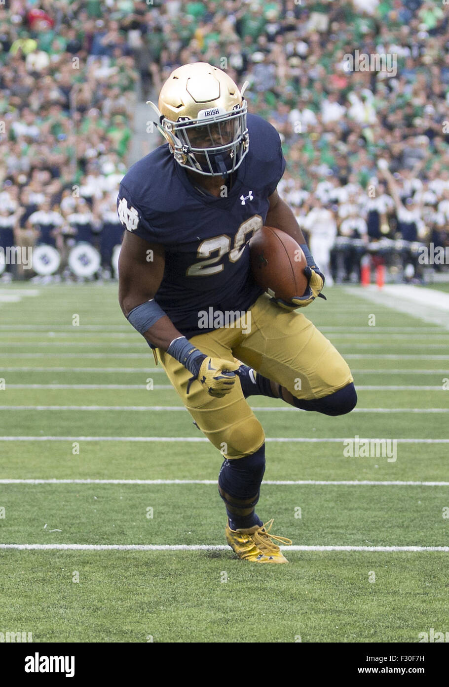 South Bend, Indiana, USA. 26. Sep 2015. Notre Dame laufen wieder C.J. Prosise (20) läuft für einen Touchdown während der NCAA Fußball-Spiel-Action zwischen Massachusetts Minutemen und die Notre Dame Fighting Irish Stadium Notre Dame in South Bend, Indiana. Notre Dame besiegt Massachusetts 62-27. John Mersits/CSM. Bildnachweis: Csm/Alamy Live-Nachrichten Stockfoto