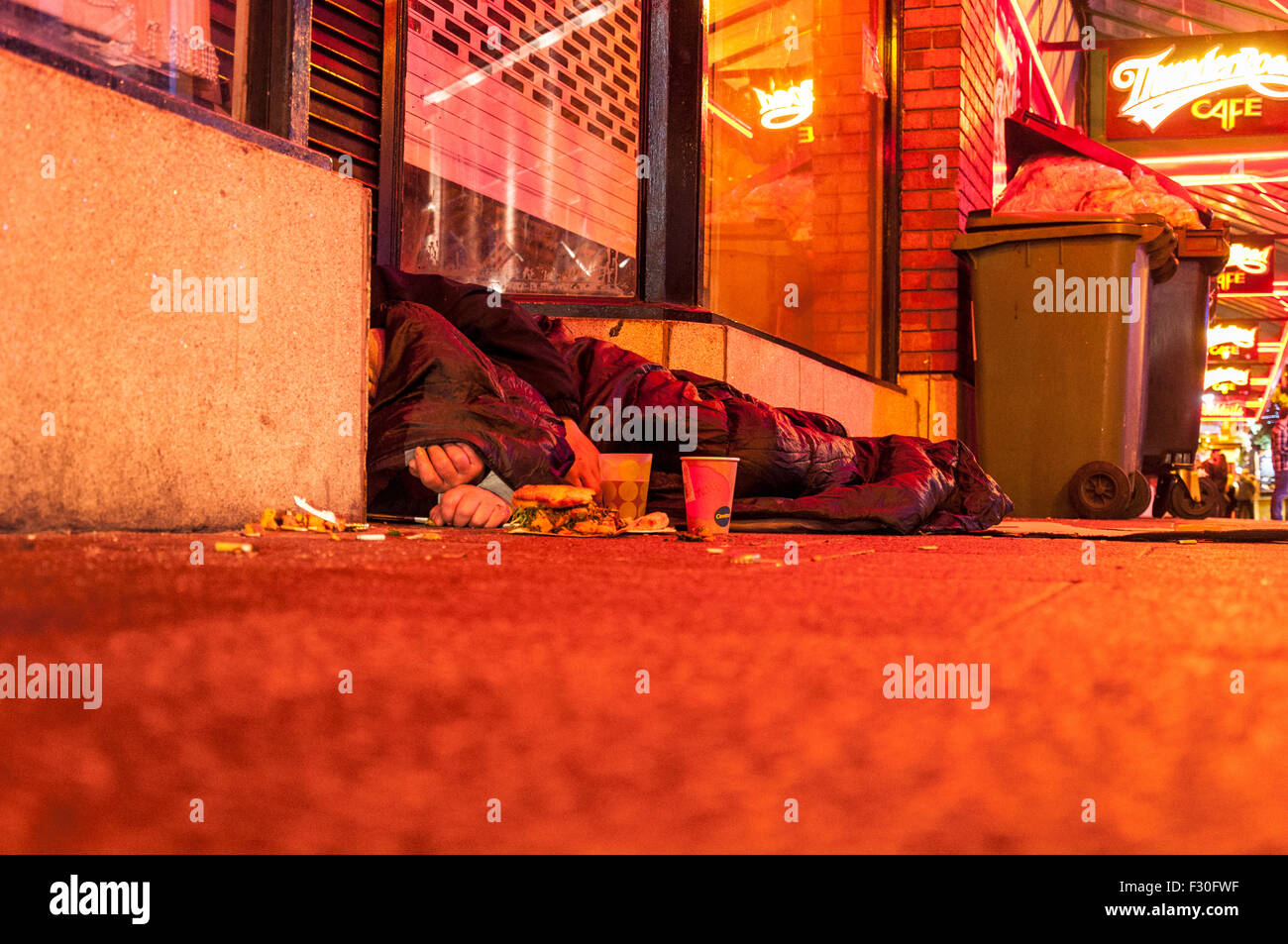Dublin, Irland. 27. September 2015. 01.17hrs in Temple Bar. Ein Obdachloser paar rau auf der Straße schlafen. Foto von: Richard Wayman Stockfoto