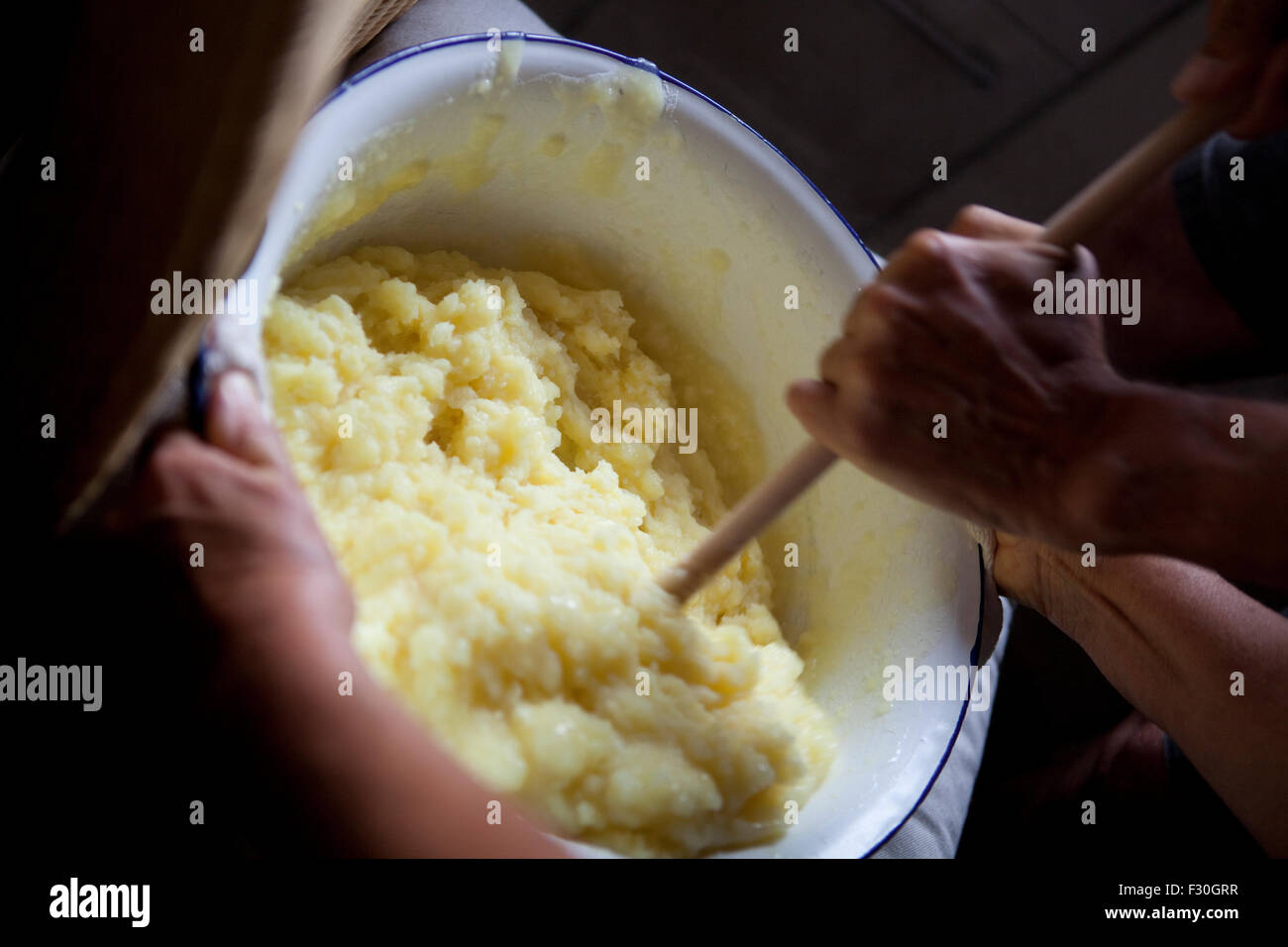 Zwei Personen Vorbereitung deutscher Kartoffelknödel, Klöße genannt Stockfoto