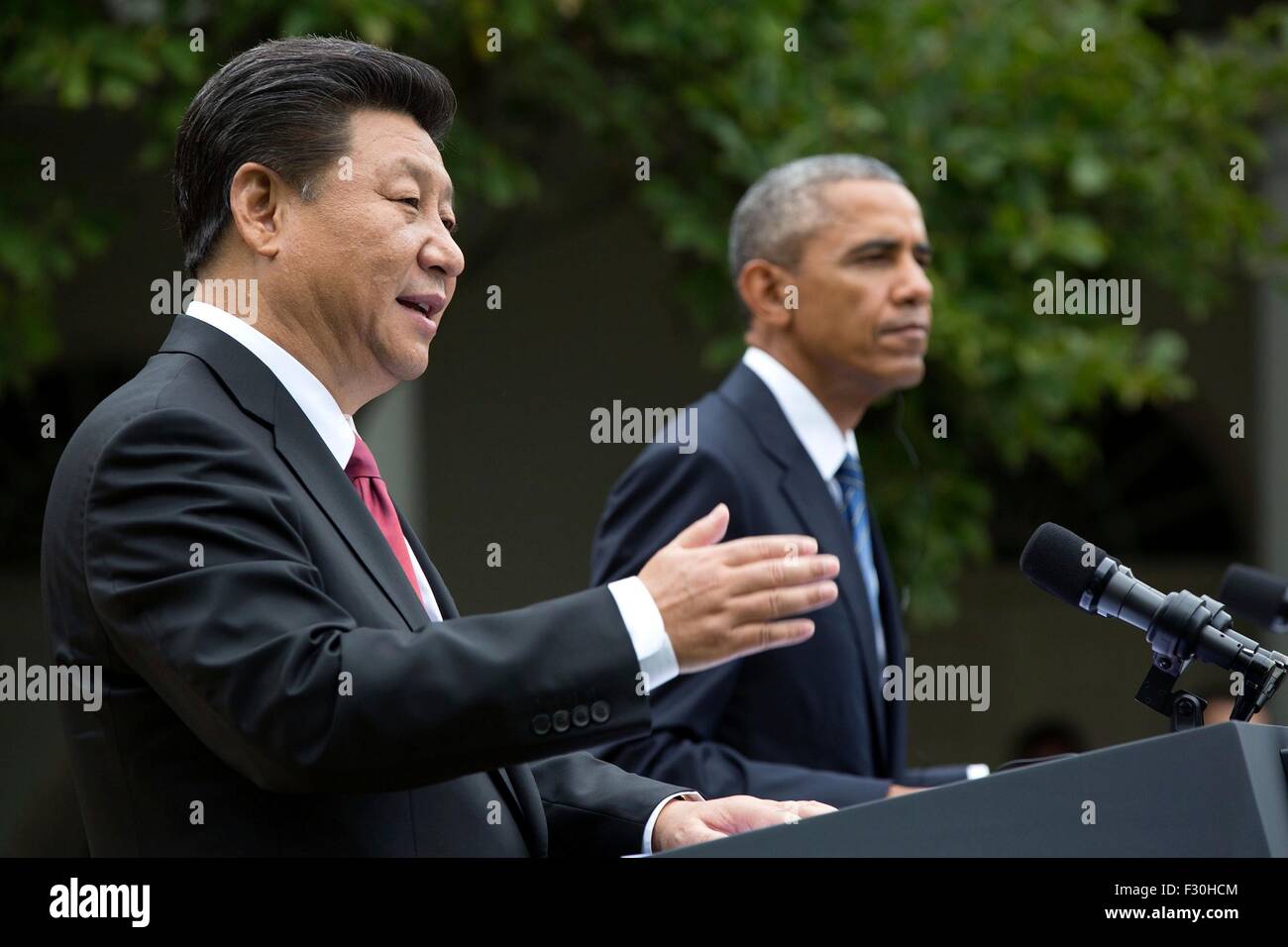 Washington DC, USA. 25. Sep 2015. Chinesischen Staatspräsidenten Xi Jinping beantwortet eine Frage, wie US-Präsident Barack Obama während einer gemeinsamen Pressekonferenz im Rose Garden des weißen Hauses 25. September 2015 in Washington, DC auf aussieht. Stockfoto