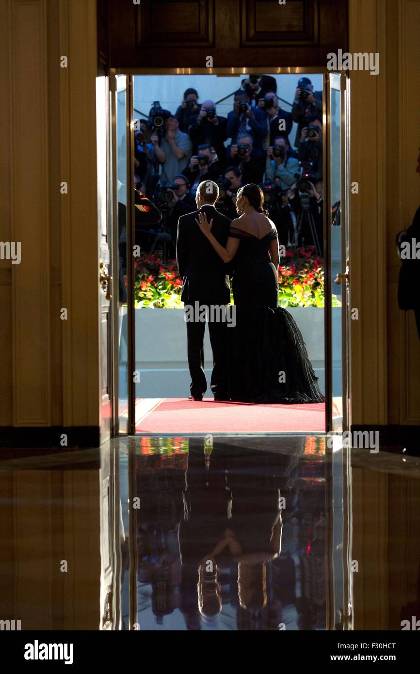 Washington DC, USA. 25. Sep 2015. US-Präsident Barack Obama und First Lady Michelle Obama warten auf dem nördlichen Portikus für die Ankunft von Präsident Xi und Madame Peng im Weißen Haus 25. September 2015 in Washington, DC. Stockfoto