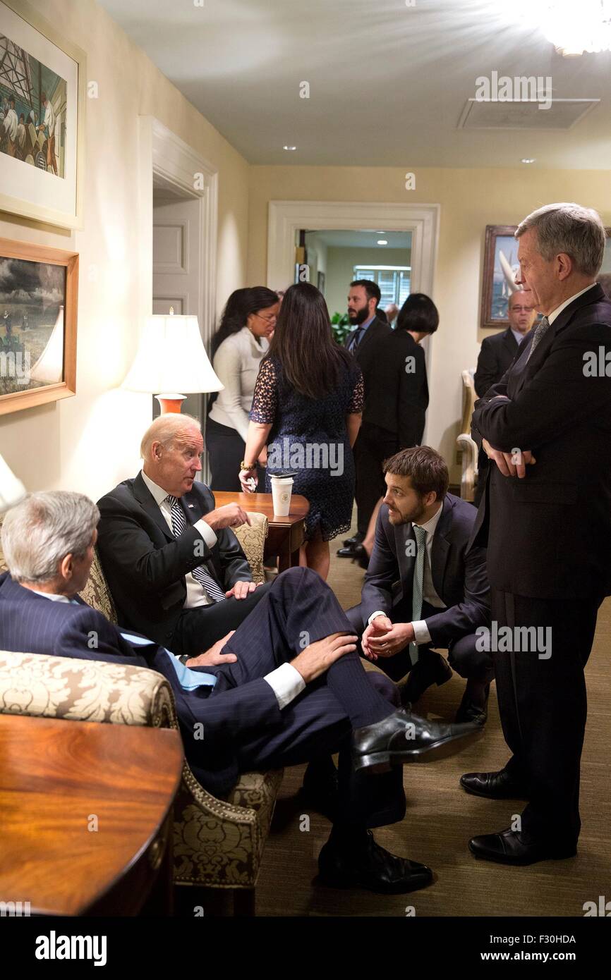 Washington DC, USA. 25. Sep 2015. US-Vizepräsident Joe Biden spricht mit Außenminister John Kerry, Brian Deese und Amb. Max Baucus außerhalb des Oval Office im Weißen Haus 25. September 2015 in Washington, DC. Stockfoto