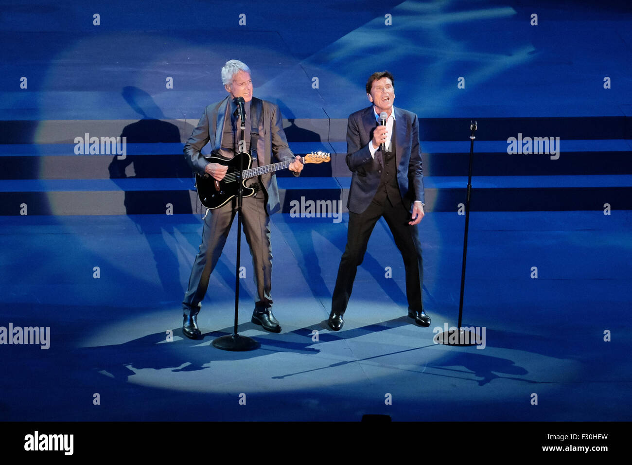 Rom, Italien. 25. Sep 2015. Konzert mit Gianni Morandi e Claudio Baglioni im Tennisstadion von Rom, "Capitani Coraggiosi" (mutige Kapitäne) Konzert Credit: wirklich Easy Star/Alamy Live News Stockfoto