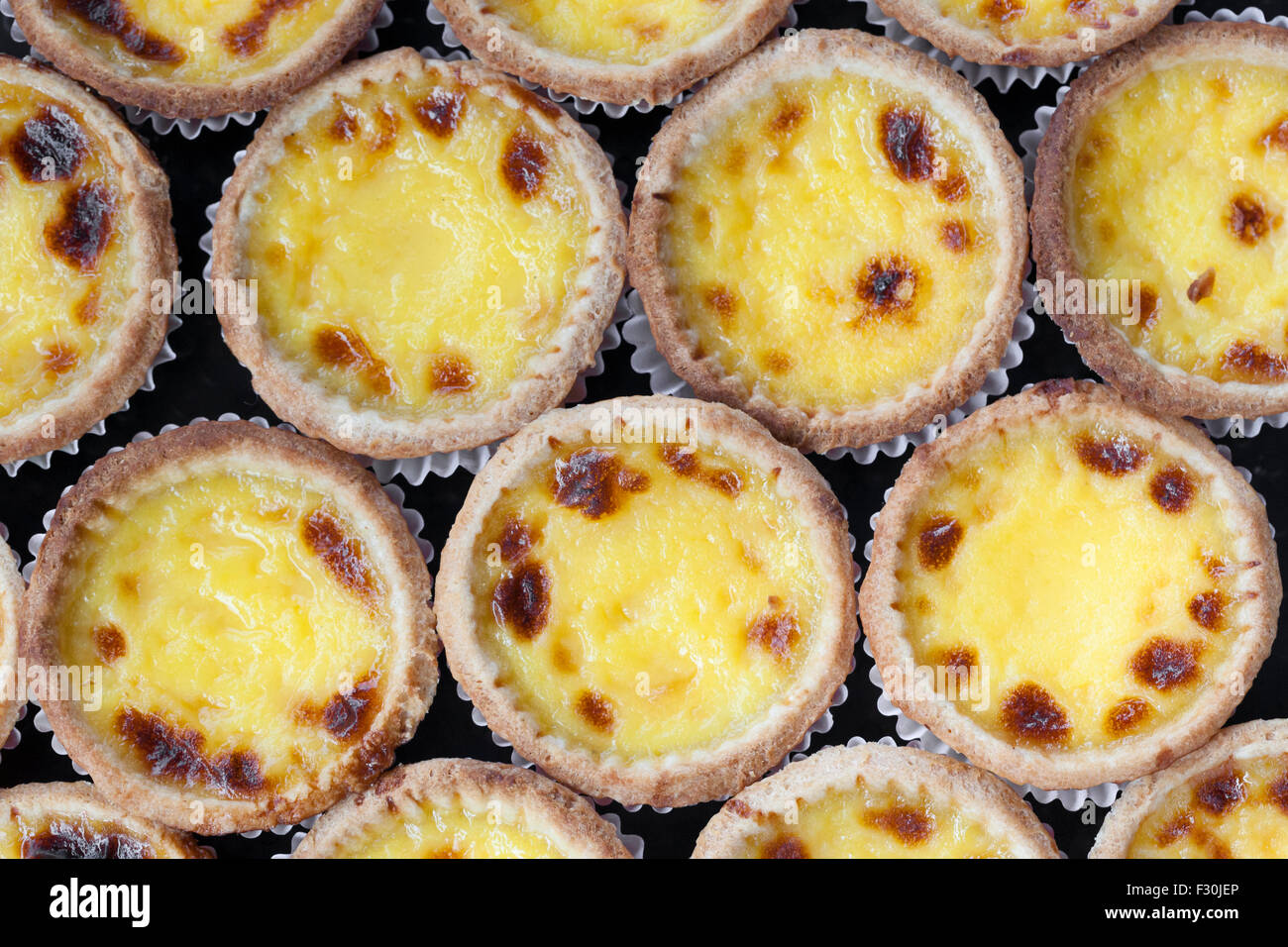 Nahaufnahme der typische portugiesische Süßspeise Gebäck Pastéis de ...