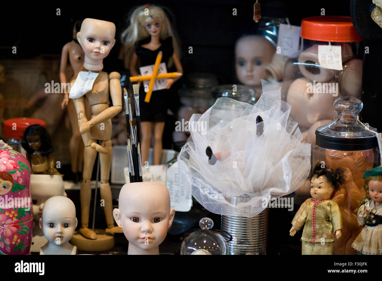 Sammlerstück Kinder Puppen auf einem Marktstand Stockfoto