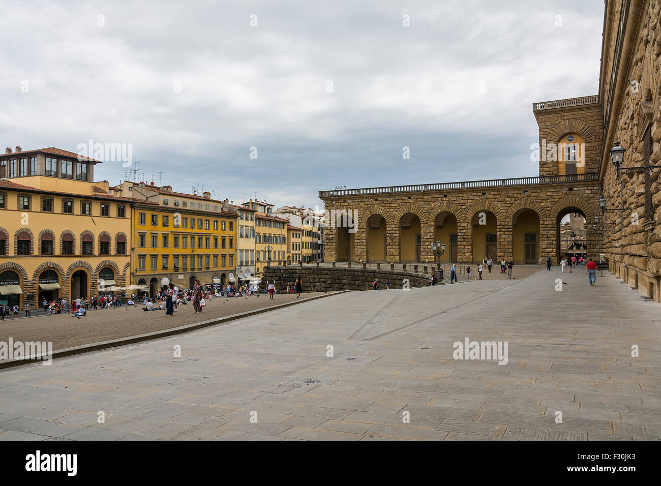 Florenz, Italien-August 26, 2014:Tourists herumlaufen und warten vor dem Palazzo Pitti (Palazzo Pitti) an einem bewölkten Tag. Stockfoto
