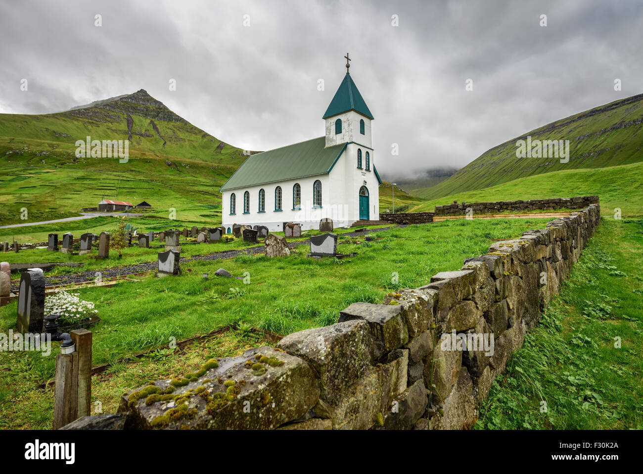 Kleine Dorfkirche mit Friedhof in Gjogv befindet sich an der nordöstlichen Spitze der Insel Eysturoy, Färöer, Dänemark Stockfoto