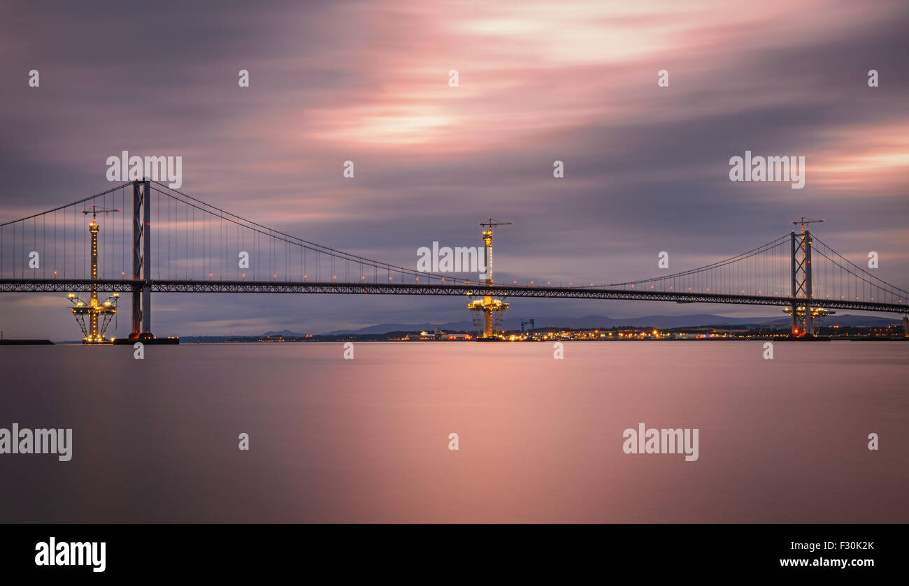 Forth Road Bridge und die Queensferry Crossing im Bau in Edinburgh, Schottland, Vereinigtes Königreich. Langzeitbelichtung. Stockfoto