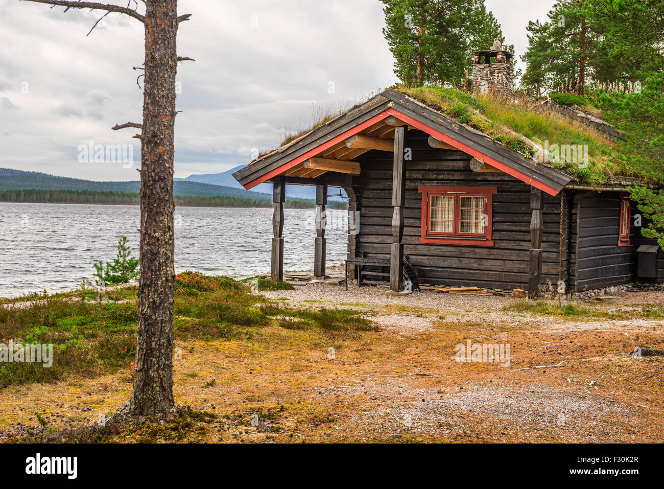 Kabine mit Rasen-Dach mit einem See im Hintergrund in Norwegen Stockfoto