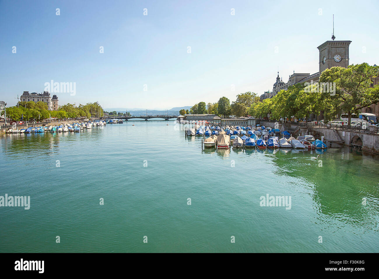 Stadt Zürich und Limmat Kai Hafen im Sommer, Schweiz Stockfoto