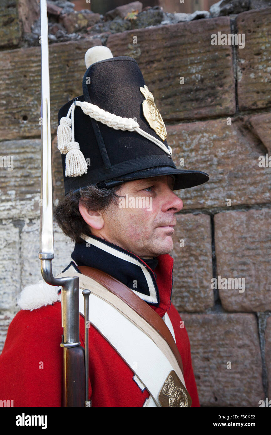 Crosby, Liverpool, Merseyside. UK 26. September 2015. Schlacht von Waterloo Reenactment und Gedenkfeiern zum 200. Jahrestag. Die Gemeinde feierte Schlacht der Zweihundertjahrfeier mit authentischen Schauspielern, bewaffnet mit Gewehren und Munition und gekleidet Uniformen der Periode, Re-enacting die Schlacht wie entfaltet.  Die Veranstaltung in "Potters Scheune Park" nahmen Hunderte von Einheimischen, die Schlacht zu sehen, nach der die Stadt benannt wurde. Der Gebäude einschließlich der Grad II aufgeführten Töpfer Scheune-Park-Gebäude, befinden sich Nachbildungen von denen in Waterloo, Belgien.  Bildnachweis: Cernan Elias/Alamy Live-Nachrichten Stockfoto