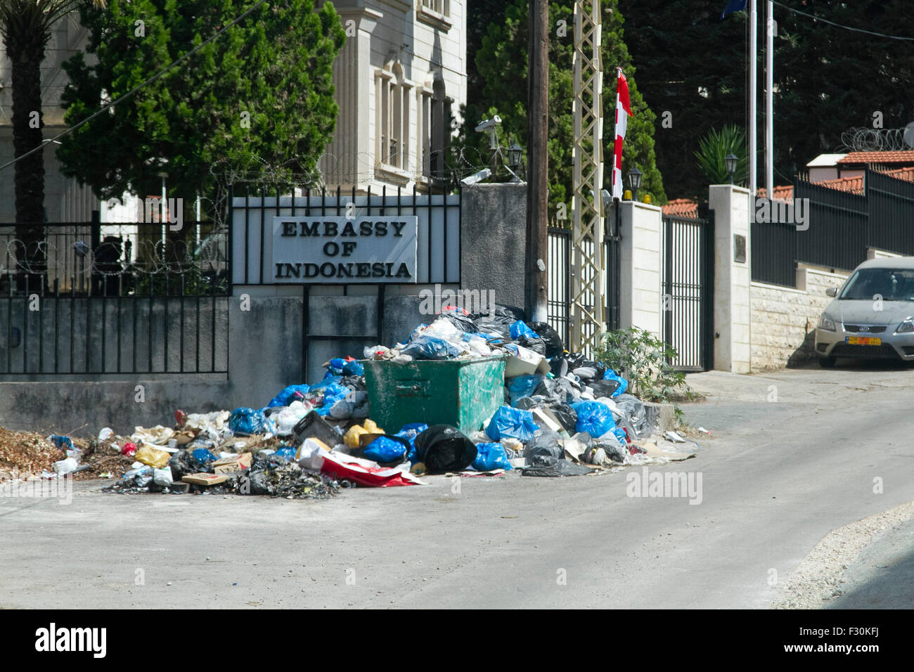 Beirut, Libanon; 27. September 2015.  Trotz der libanesischen Regierung versprach, Entsorgung wieder aufzunehmen bleiben jede Menge Müll Fäulnis in der Sommerhitze nicht abgeholte und Fäulnis in der Hitze des Sommers Libanon Abfallkrise die weitverbreitete Proteste ausgelöst hat weiter Stockfoto