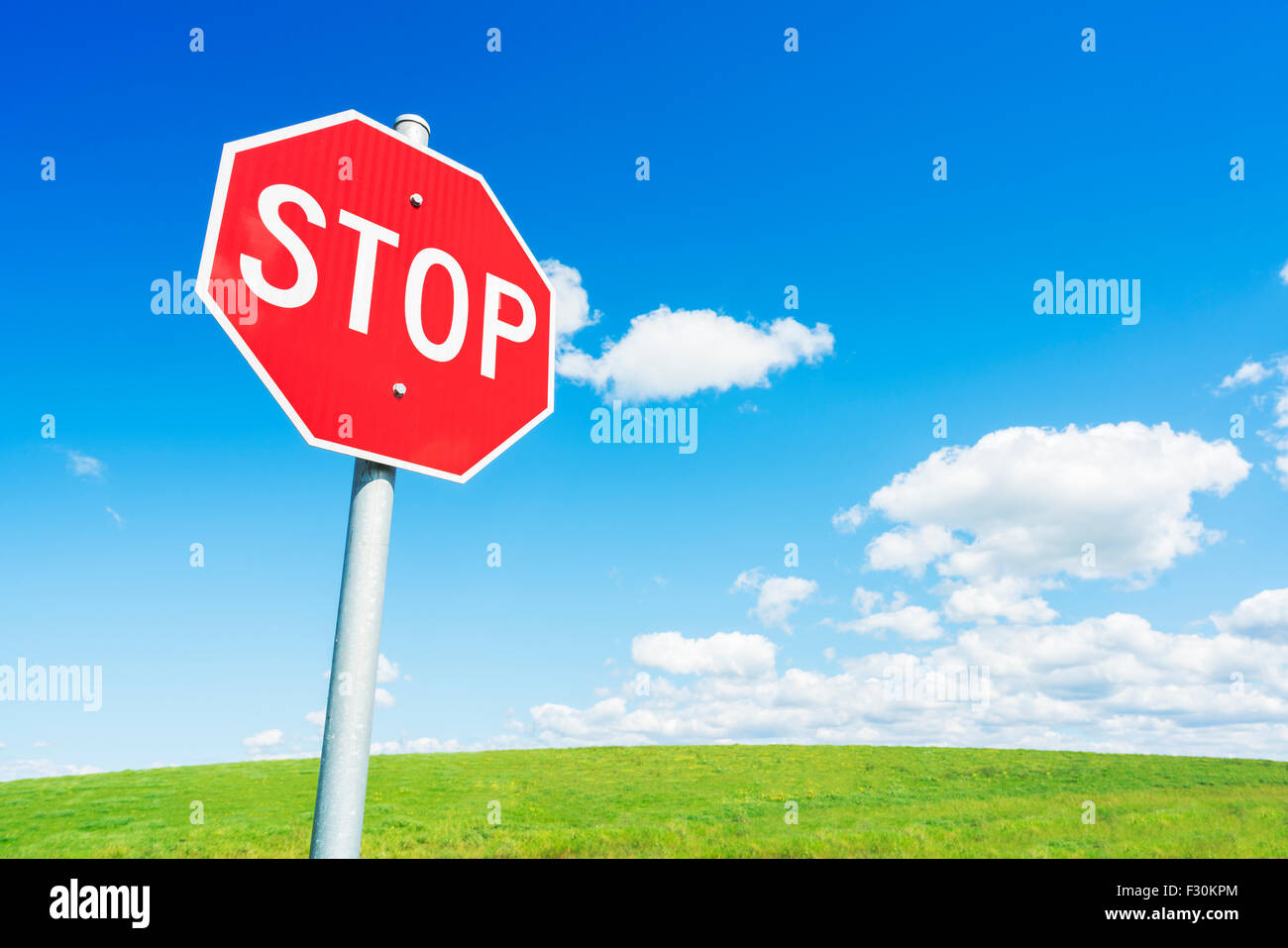 Stop-Schild gegen blauen Himmel Stockfoto