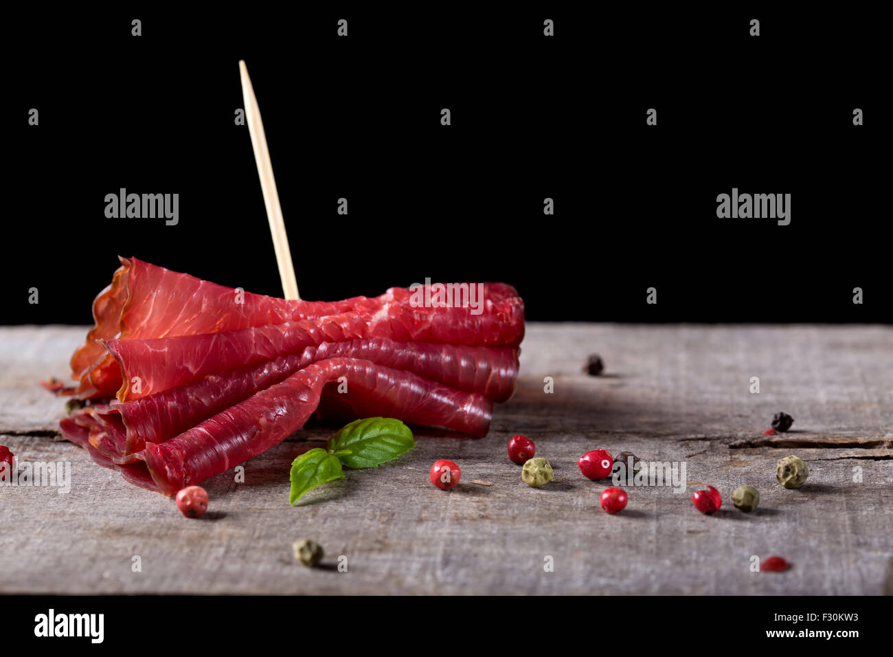 Rindfleisch Fleischscheiben über rustikale Hintergrund geräuchert Stockfoto