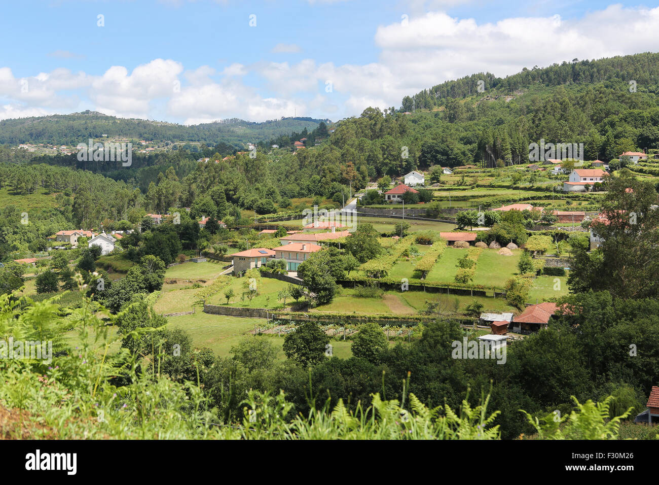 Blick auf Häuser auf dem Lande in Paredes de Coura in Region Norte, Portugal Stockfoto