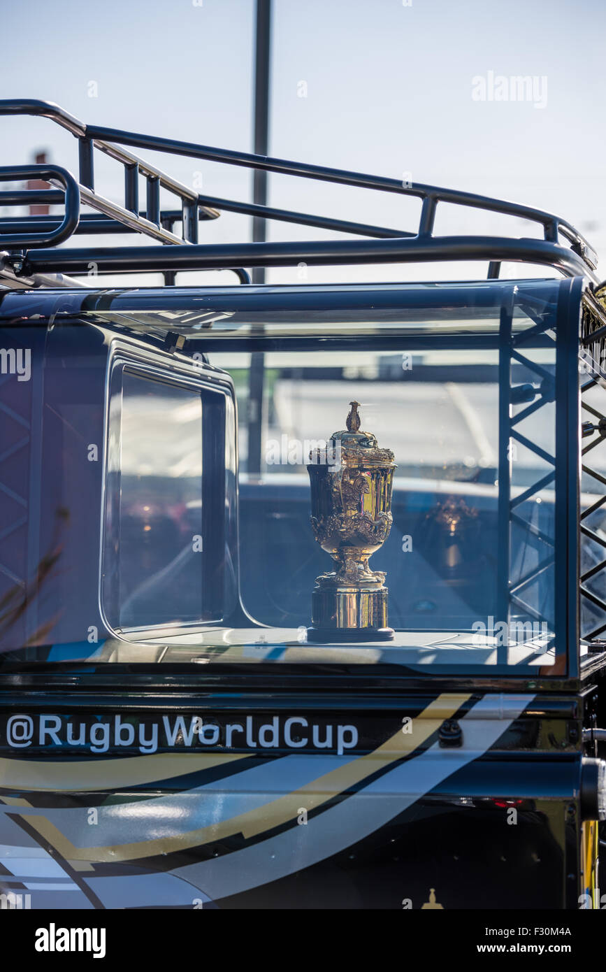 Der Webb Ellis Cup auf dem Display an der Fanzone während den Rugby World Cup 2015 in Birmingham West Midlands UK Stockfoto