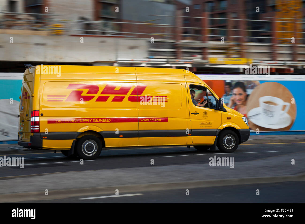 DHL Lieferung Fahrzeug, Autos Seitenansicht Straße blur auf der Faser, Liverpool, Merseyside, UK. Stockfoto