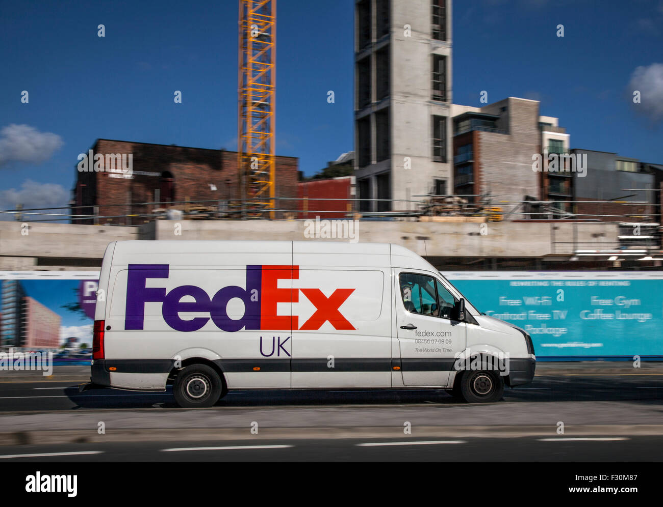 Seitenansicht des multinationalen Zustellservice-Fahrzeugs von FedEx Express American, das am Strand liefert. Die Autobahnen von Liverpool, Merseyside, Großbritannien. Stockfoto