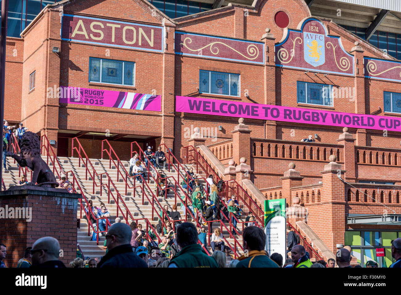 Rugby WM-Fans im Villa Park für Südafrika V Samoa entsprechen in Birmingham West Midlands UK Stockfoto