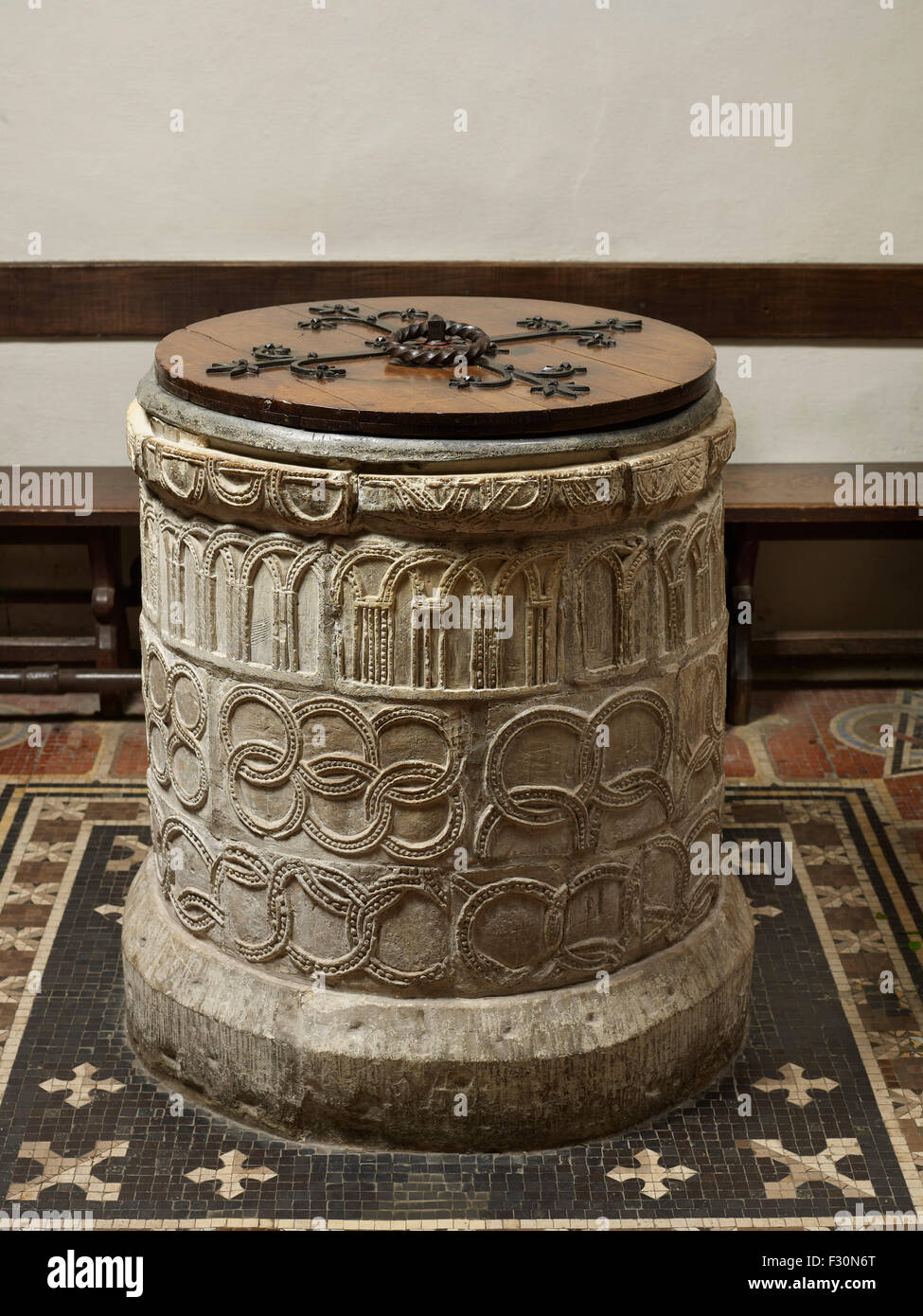 Norman Font in St. Martin, Canterbury Stockfoto
