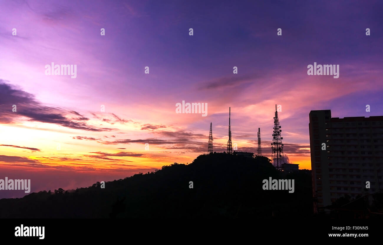 Sonnenuntergang auf der Genting Highland mit Telecom Tower Stockfoto