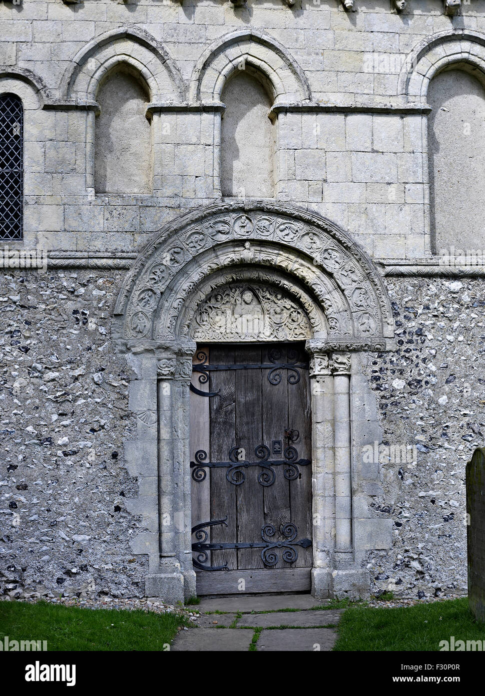 Barfrestone, St. Nikolaus, Kent. Norman Tür Stockfoto