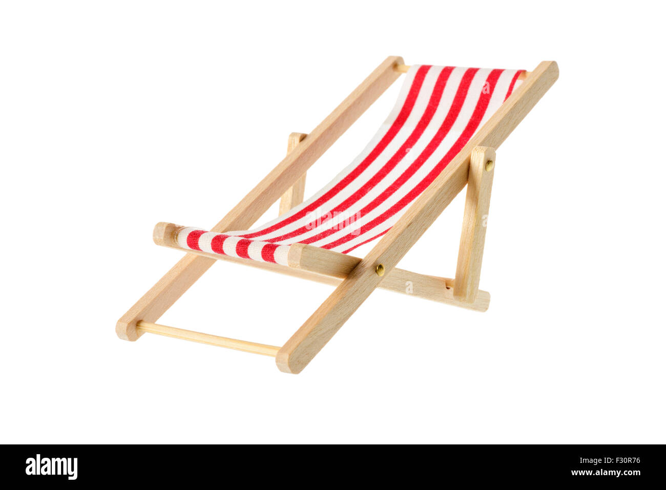 Isolierte Objekte: Holz rot gestreiften Liegestuhl, isoliert auf weißem Hintergrund Stockfoto