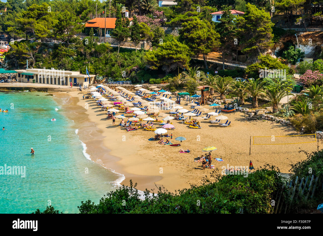 PLATIS GIALOS und MAKRIS GIALOS BEACH, Insel KEFALONIA, Griechenland - 10. Juli 2015: Menschen am Strand entspannen. Stockfoto