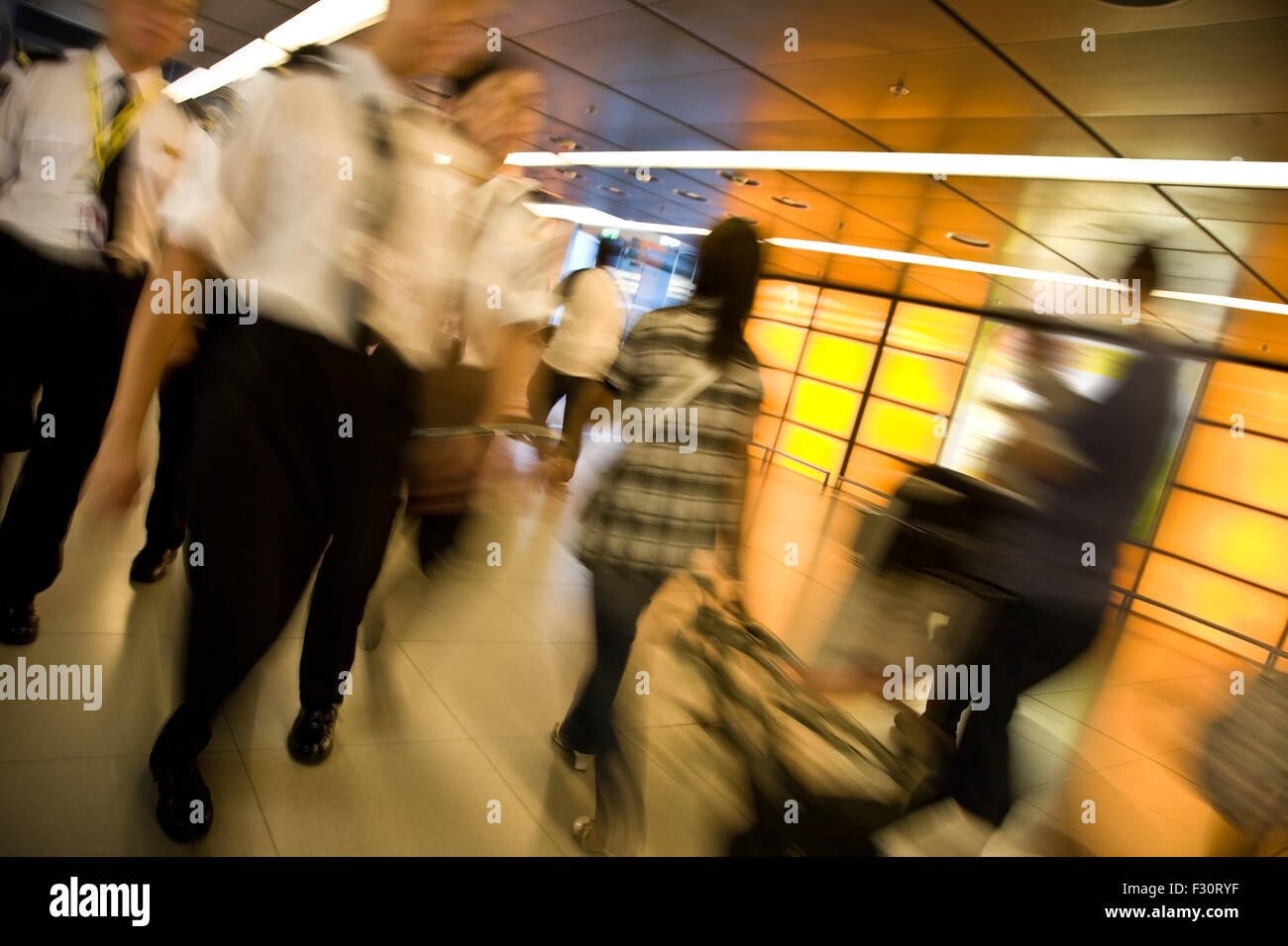 Zollbeamte und Reisende in einem Flughafen Stockfoto