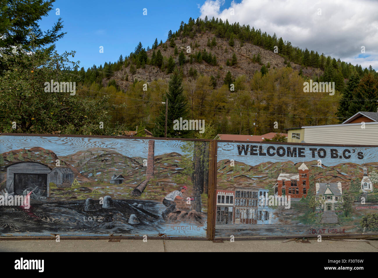 Holzplatten mit historischen Abbildungen des ehemaligen Bergbaus in Greenwood, Britisch-Kolumbien, Kanada, Nordamerika. Stockfoto