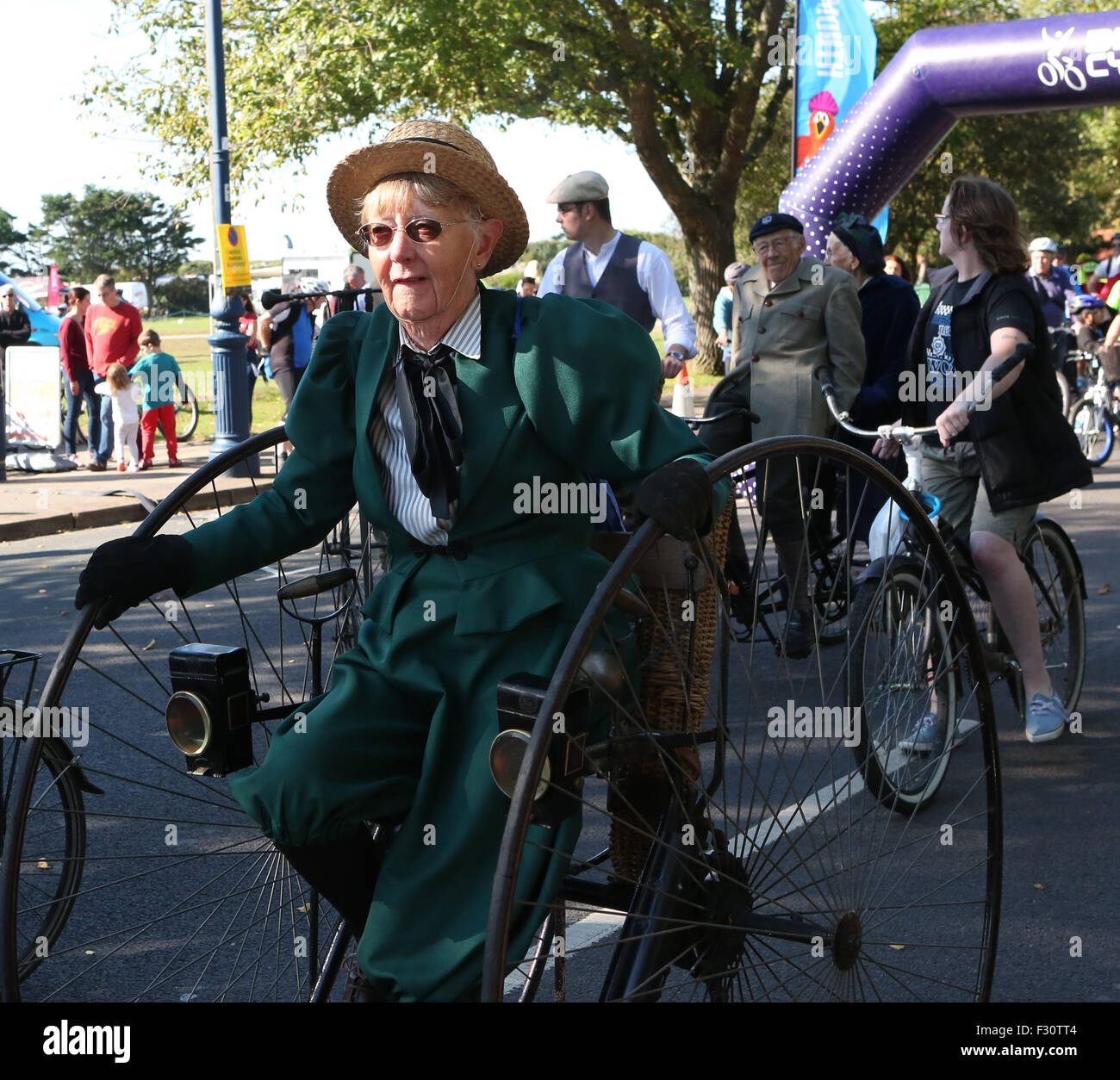 Southsea, Hampshire, UK. 27. Sep, 2015. Pedal Portsmouth ist Bild Rat Führer Donna Jones und konservative Wartungstafel für Portsmouth Flick Drummond, die auf ihren Bikes bekommen, markieren Sie Zyklus Sicherheit in Portsmouth zu helfen.  Radfahrer aller Altersgruppen und Fähigkeiten hat am Sonntag in Southsea Seafront Veranstaltung teilgenommen. Die Route war vier Meilen lang von völlig freie Verkehrswege in Southsea.   Es war eine großartige Gelegenheit für Kinder, Anfänger und rostigen Radfahrer fahren auf Straßen, ohne die Sorge der Fahrzeuge gewöhnen.  Ca. 1.000 Personen nahmen an der Veranstaltung Teil © UKNIP / Alamy Live News Credit: Stockfoto