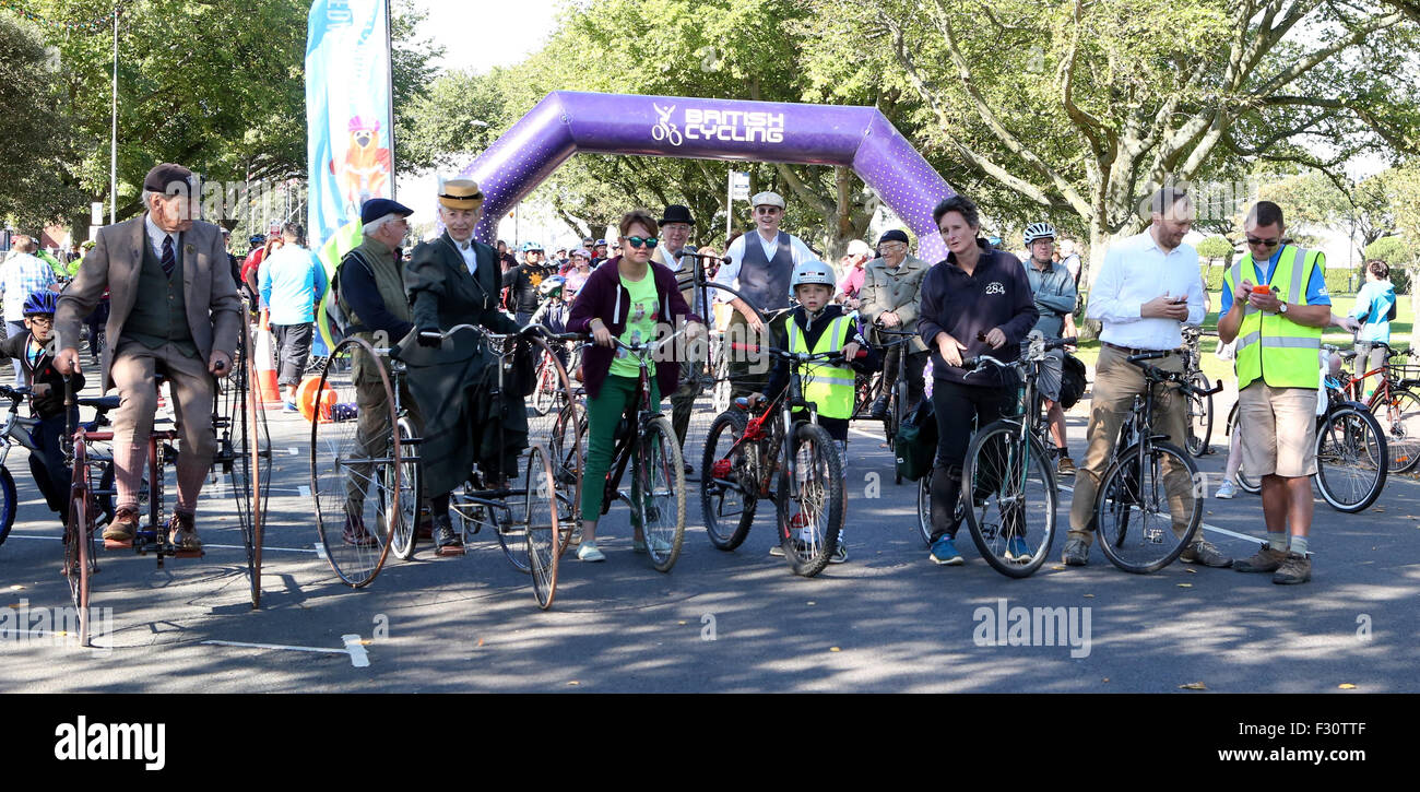 Southsea, Hampshire, UK. 27. Sep, 2015. Pedal Portsmouth ist Bild Rat Führer Donna Jones und konservative Wartungstafel für Portsmouth Flick Drummond, die auf ihren Bikes bekommen, markieren Sie Zyklus Sicherheit in Portsmouth zu helfen.  Radfahrer aller Altersgruppen und Fähigkeiten hat am Sonntag in Southsea Seafront Veranstaltung teilgenommen. Die Route war vier Meilen lang von völlig freie Verkehrswege in Southsea.   Es war eine großartige Gelegenheit für Kinder, Anfänger und rostigen Radfahrer fahren auf Straßen, ohne die Sorge der Fahrzeuge gewöhnen.  Ca. 1.000 Personen nahmen an der Veranstaltung Teil © UKNIP / Alamy Live News Credit: Stockfoto