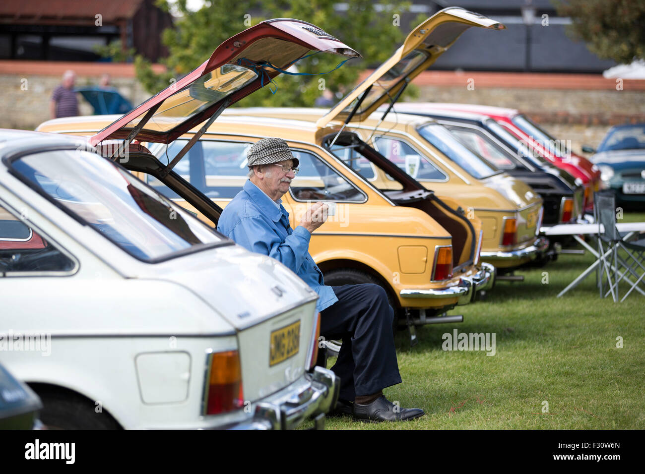 Wolverston, Milton Keynes, UK. 27. Sep, 2015. Bild zeigt Arthur Cross (84) von Braintree genießen eine Tasse Tee auf der Rückseite seines Austin Maxi 1500ccm auf die jährliche Feier der British Leyland Oldtimer in Milton Keynes, Buckinghamshire, England. Bildnachweis: Jeff Gilbert/Alamy Live-Nachrichten Stockfoto