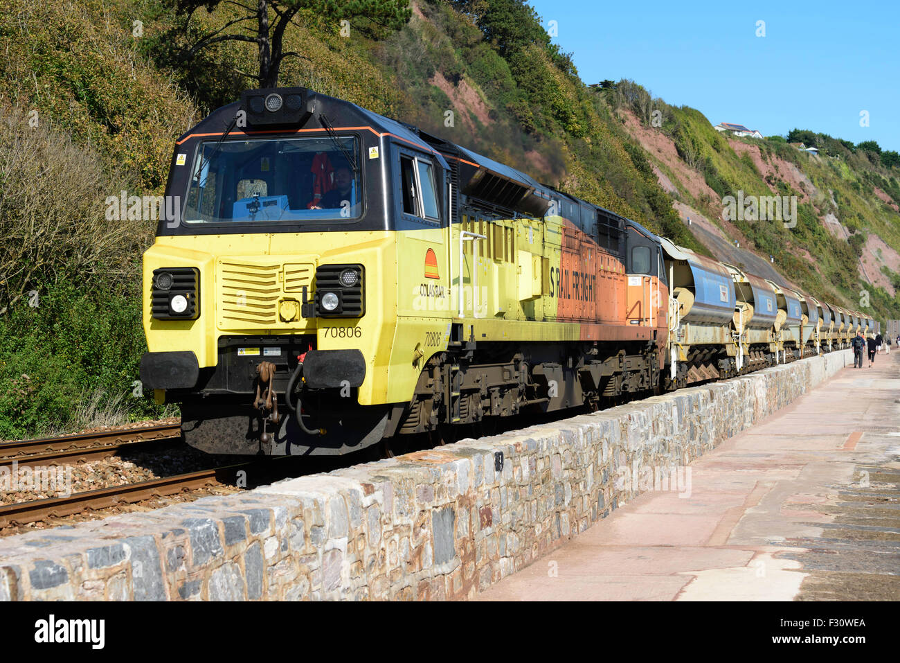 Klasse 70 Diesel Lokomotive 70806 schleppt einen Güterzug vorbei an der Ufermauer Teignmouth South Devon UK Stockfoto