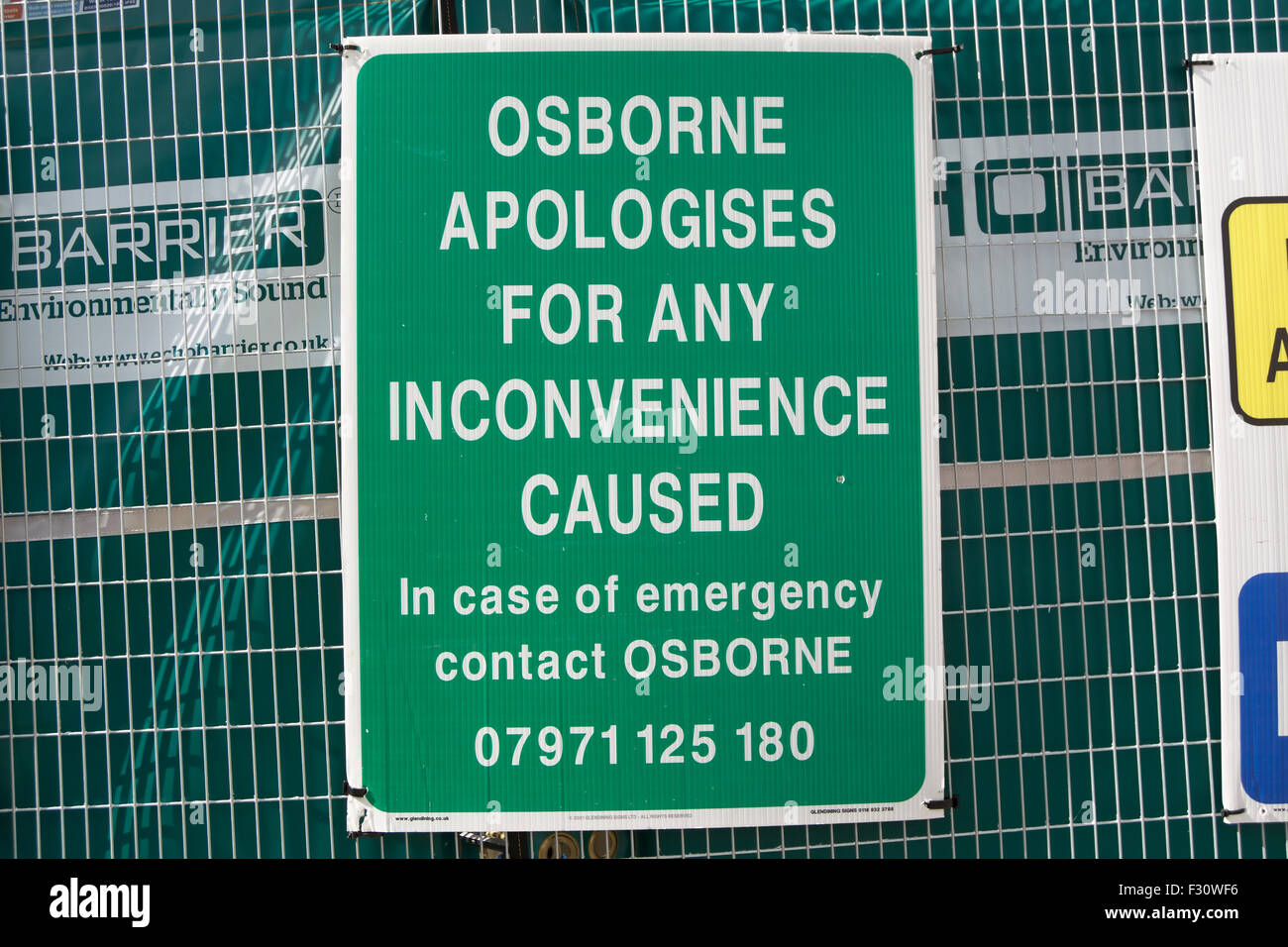 Osborne entschuldigt sich für jede Incovenience verursacht, Schild am Bauplatz in Twickenham, Middlesex, england Stockfoto