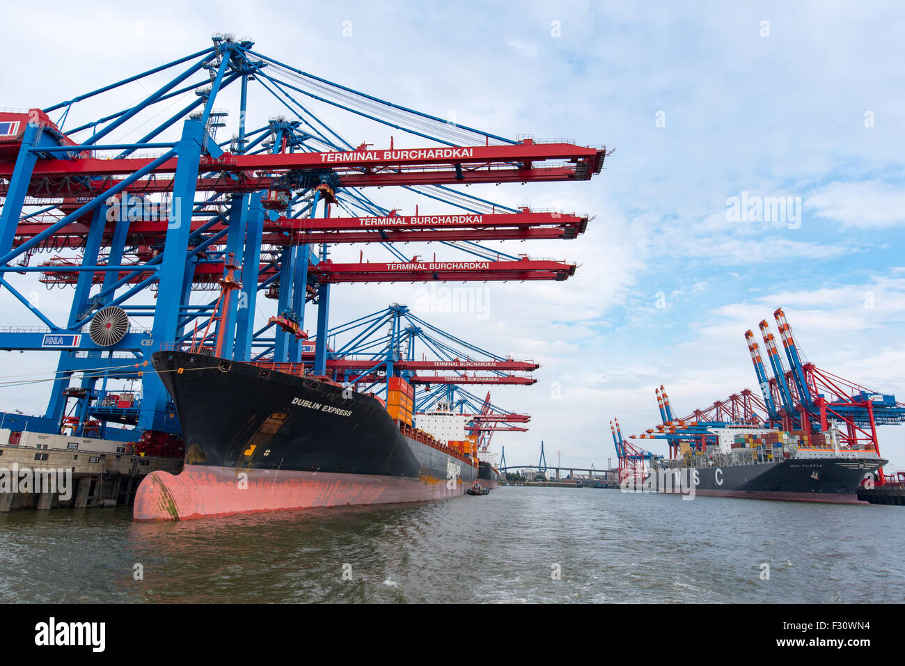 Containerschiffe im Hamburger Hafen Stockfoto