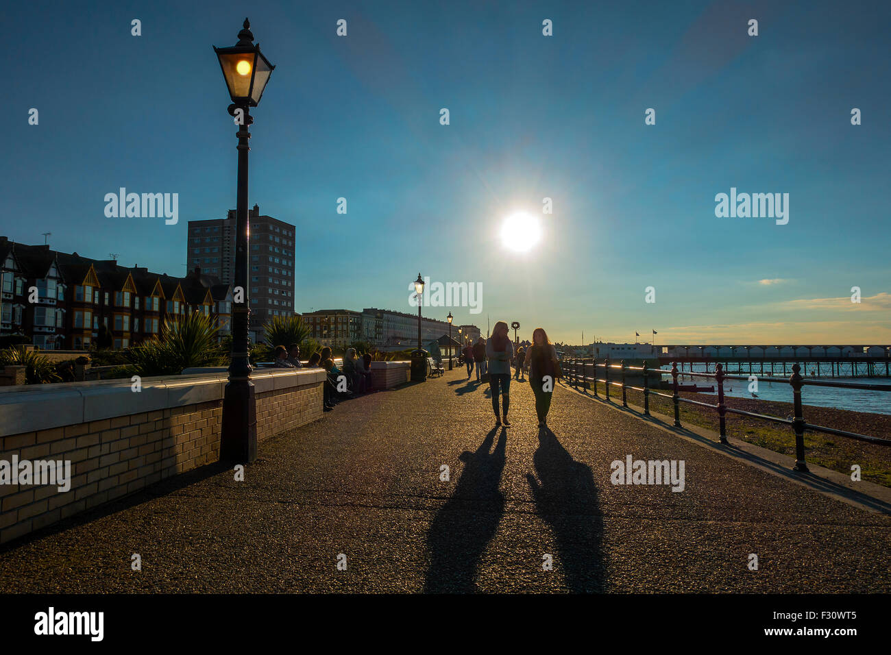 Späten Nachmittag schlendern Herne Bay Promenade Kent UK Meer Küste Sonnenuntergang Stockfoto