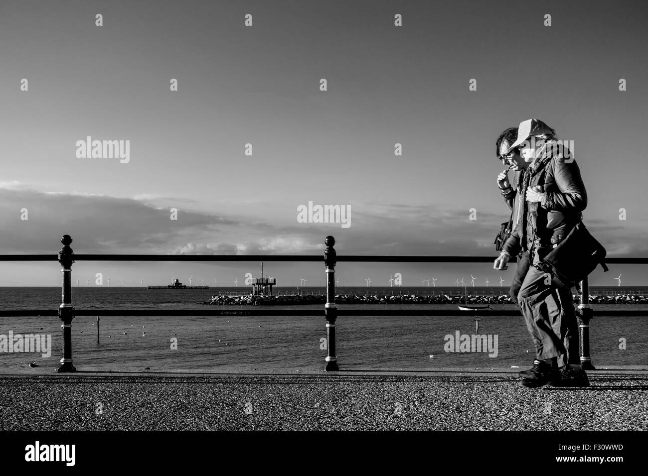Späten Nachmittag schlendern Herne Bay Promenade Kent UK Meer Küste Sonnenuntergang Stockfoto