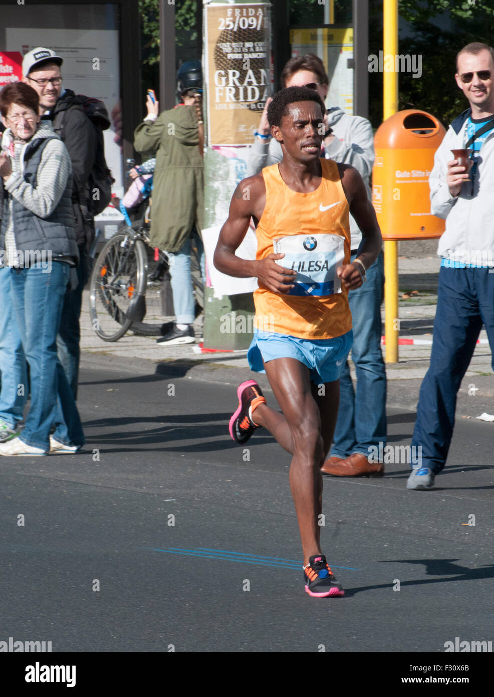 Berlin, Deutschland. 27. Sep, 2015. Äthiopische Athleten Feyisa Lilesa, 3. Placegetter in der 42. Berlin-Marathon, 2015 Credit: Philip Spiel/Alamy Live News Stockfoto