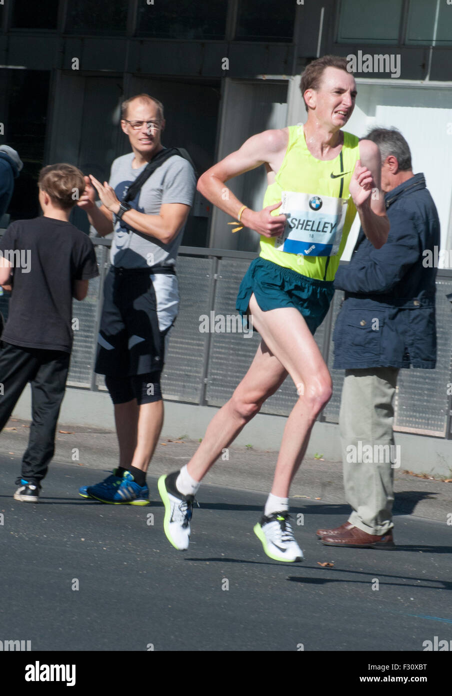 Berlin, Deutschland. 27. Sep, 2015. Australische Athlet Michael Shelley beendet 12. in der 42. Berlin-Marathon, 2015 Credit: Philip Spiel/Alamy Live News Stockfoto