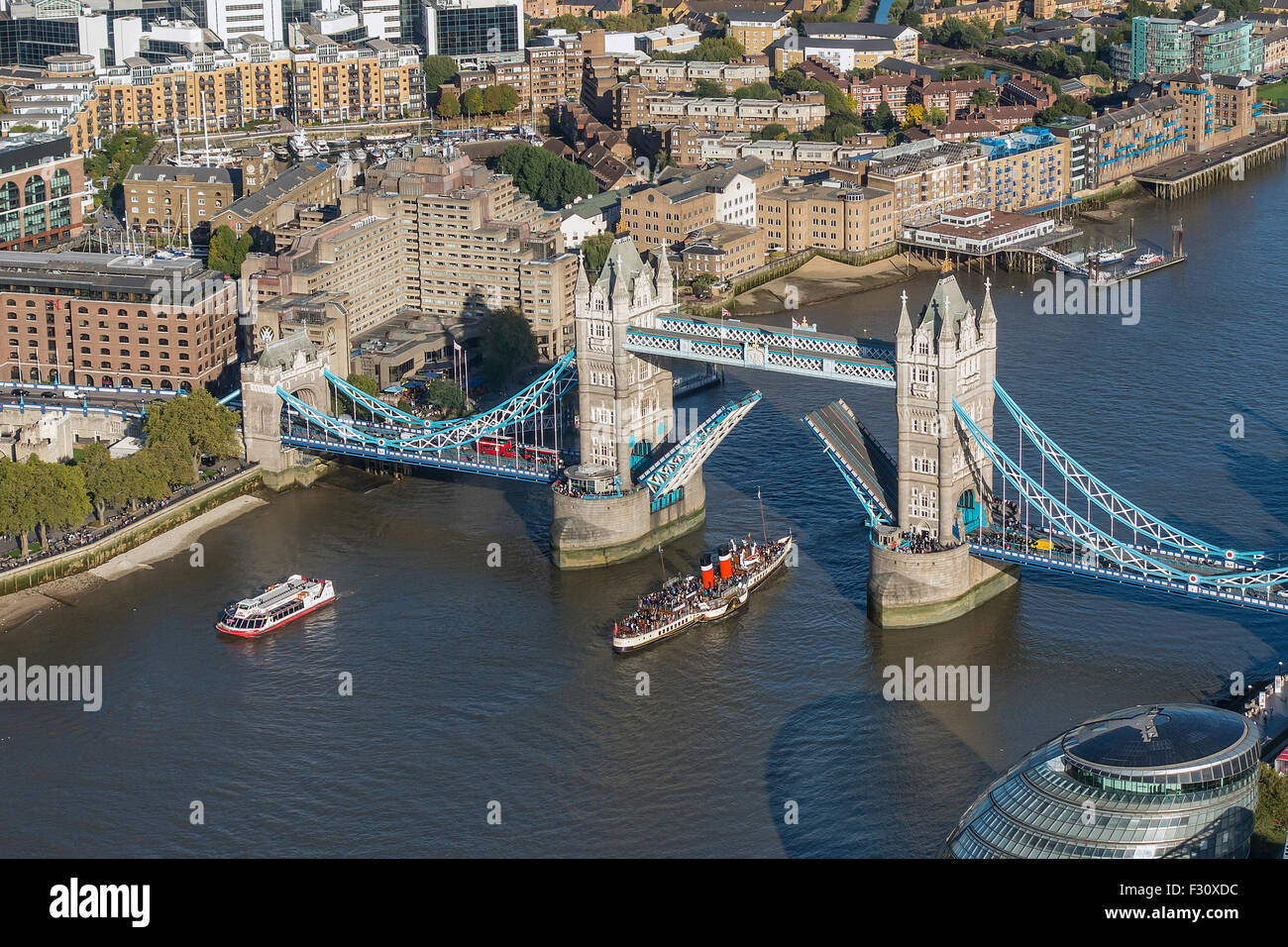 Tower Bridge hob Waverley Raddampfer auf der Durchreise Fluss Themse London UK Ansicht aus der Shard Stockfoto